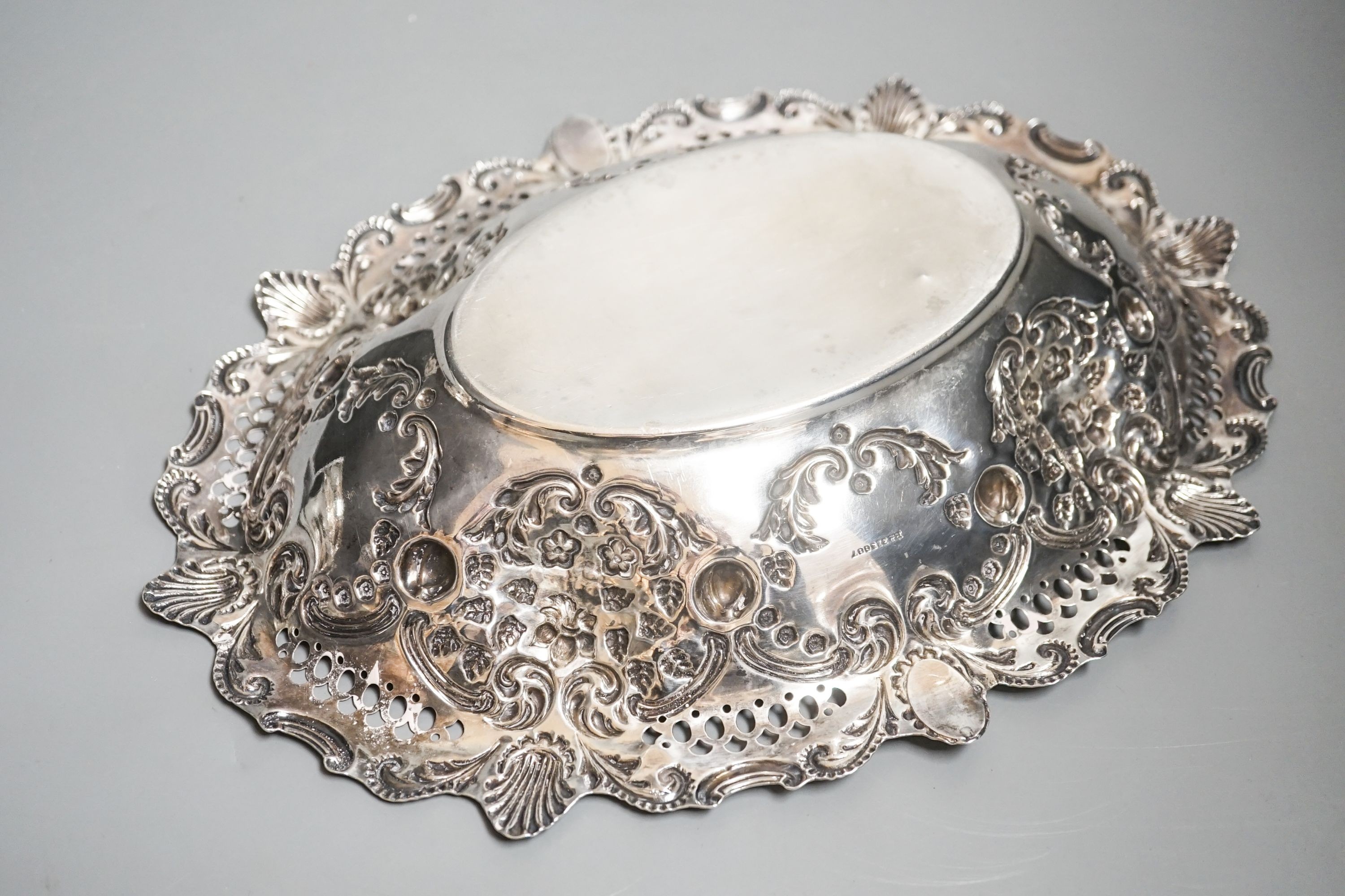 An Edwardian pierced silver oval dish, Birmingham, 1904, 30.8cm, 10.5oz.